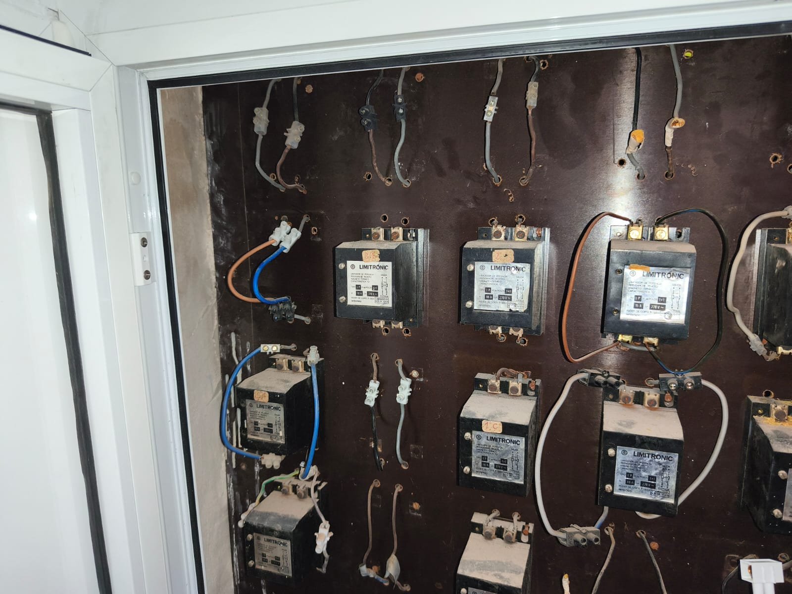 Estado anterior — cuadro eléctrico degradado